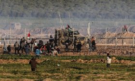 خمسة ملثمين يدمّرون مقر تلفزيون فلسطين في غزة بعد اقتحامه