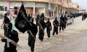 أوبزيرفر: تنظيم “الدولة” لم ينته والاحتفال بهزيمته مبكر جدا