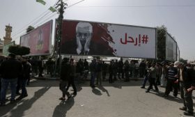 فلسطين: مسيرات تأييد للرئيس عباس بالضفة وأخرى في غزة تطالبه بالرحيل