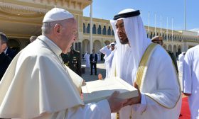 صحافيون يسألون البابا فرانسيس عما إذا كان ناقش الحرب في اليمن مع بن زايد