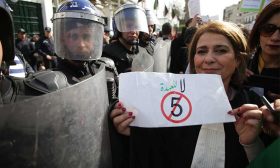 كيف تحول بوتفليقة من حل إلى مشكل في الجزائر؟