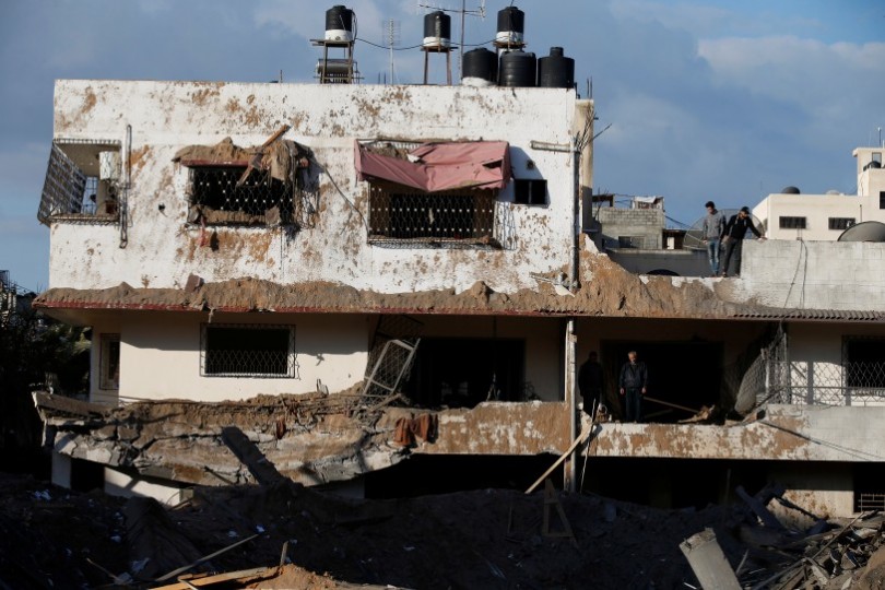        تضرر 530 وحدة سكنية من الغارات الإسرائيلية على غزة- (صور)  غزة: أعلن مفيد الحساينة وزير الأشغال العامة والإسكان الفلسطينية، الثلاثاء، تضرر 530 وحدة سكنية بشكل كلي وجزئي؛ بفعل القصف الإسرائيلي على غزة.  وقال الحساينة، في بيان، إن “30 وحدة سكنية هدمت Gaza2