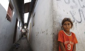 إطلاق النار العشوائي يرهب الأطفال الفلسطينيين داخل مخيمات اللاجئين في لبنان