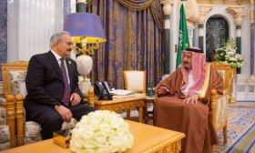 “أوبزيرفر”: رسائل تشجيع من حلفاء حفتر الخارجيين دفعته لحصار طرابلس