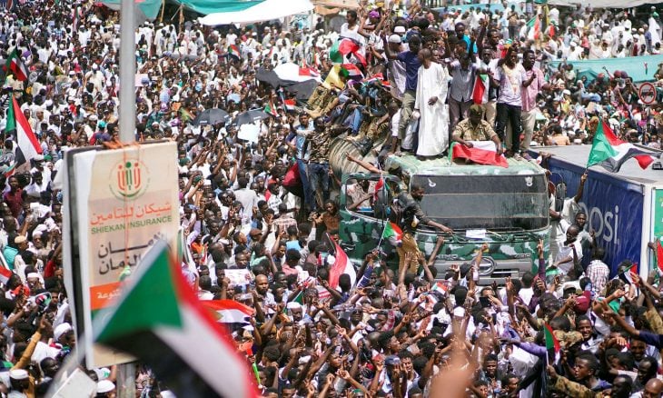 السودان مئات الآلاف يحتشدون في ميدان الاعتصام ضد العسكر بعد الإطاحة بالبشير ـ صور وفيديوهات القدس العربي