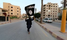 مقتل 21 من قوات النظام السوري في هجمات لتنظيم “الدولة” بدير الزور وحمص