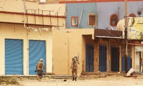 ليبيا: الحكومة تستعيد السيطرة على مطار طرابلس وتحاصر عناصر حفتر داخله… وإعادة فتح المجال الجوي