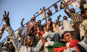 قوى “الحرية والتغيير” في السودان توقف التفاوض مع المجلس العسكري