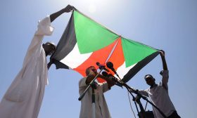 المتظاهرون يزيلون المتاريس في الخرطوم ويطالبون الجيش باستئناف التفاوض