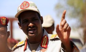 السودان.. “الدعم السريع” يغلق الطرق قرب التلفزيون لمنع احتجاجات مطالبة بتسليم السلطة للمدنيين