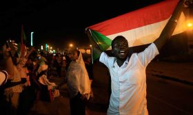 آلاف السودانيين يتوافدون على مقر الاعتصام بالخرطوم