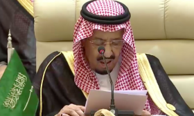 الملك السعودي يطالب بموقف حازم من إيران