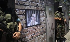 مصدر فلسطيني لـ”القدس العربي”: حماس وإسرائيل اقتربتا من توقيع صفقة تبادل أسرى قبل أسبوع
