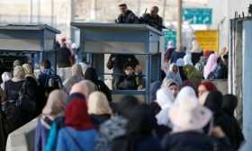 الفلسطينيون يتوافدون إلى المسجد الأقصى في الجمعة الأخيرة من رمضان
