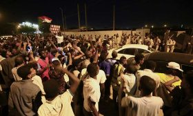 مقتل ضابط وخمسة متظاهرين بالرصاص في السودان