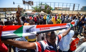 المجلس العسكري وقادة الاحتجاجات يواصلون حوارهم في السودان