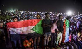 محتجون سودانيون يمنعون قوات حكومية من الدخول إلى ساحة الاعتصام في الخرطوم