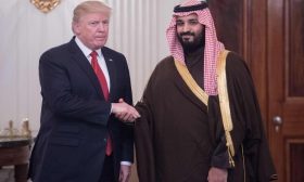 باحثان يدعوان ترامب لأن لا يبتلع “طُعم” السعودية وإسرائيل وينجر إلى حرب مع إيران