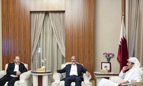 أمير قطر يستقبل وفدا من حماس