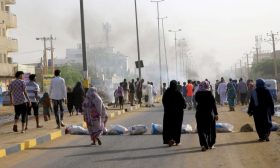 “العسكري السوداني” يحتجز صحافية فرنسية بسبب مقال في موقع فرنسي