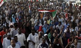 السلطات السودانية تغلق ثلاثة جسور منعا لعبور المتظاهرين إلى الخرطوم 