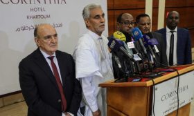 السودان.. الوسيط الإفريقي يطالب الصحافيين بمغادرة مقر التفاوض وقوى الحرية تطلب مهلة 48 ساعة