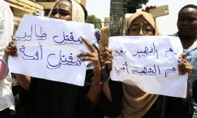 إلغاء مفاوضات الثلاثاء بين قادة الاحتجاج والعسكريين والبرهان يندد بمقتل متظاهرين ـ (صور وفيديوهات)
