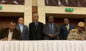 السودان: المجلس العسكري وقوى الحرية والتغيير يوقعان على “الاتفاق السياسي”