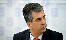 وزير إسرائيلي: عباس لم يلتزم بالاتفاقيات وسيدفع الفلسطينيون الثمن