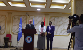 مبعوث الأمم المتحدة إلى الصومال ينجو من انفجار مقر بلدية مقديشو- (صور)