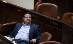 نكتة “عودة” في الكنيست: نتنياهو وعدني بالاعتراف بالنكبة والانسحاب من الضفة
