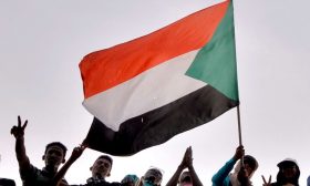 مسيرات في شوارع الخرطوم ابتهاجا باتفاق تقاسم السلطة.. و”تجمع المهنيين” يدعو لحراسة الثورة