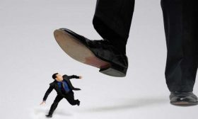 أيديولوجية إزاحة السياسة