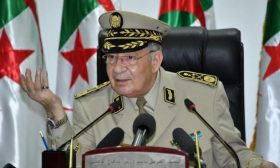 صحيفة فرنسية: قايد صالح يقود سياسة غامضة في الجزائر