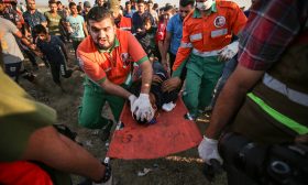 استشهاد فلسطيني وإصابة العشرات برصاص قوات الاحتلال الإسرائيلي شرقي غزة- (صور)