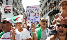 الجزائريون يتظاهرون في يوم الجمعة الـ29 على التوالي