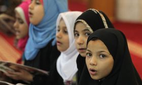 وزارة التعليم الإيرانية تؤكد حظر دخول الطالبات للمدارس والجامعات من دون حجاب