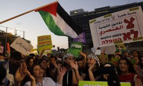 أربعون مثقفا إسرائيليا يقدمون التماسا للمحكمة العليا ضد قانون القومية العنصري