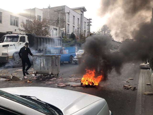 مظاهرات عارمة في إيران: 4 قتلى وحرق صورة خامنئي وممتلكات عامة والعراق يغلق منفذين ـ (صور 	  مظاهرات عارمة في إيرا 20191116132723anapicp-aa_ar_pho_gen-20191116162554-19958599-.h-e1573911313228