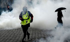 شرطة باريس توقف 100 شخص وتستخدم قنابل الغاز لتفريق محتجي “السترات الصفراء” – (صور)