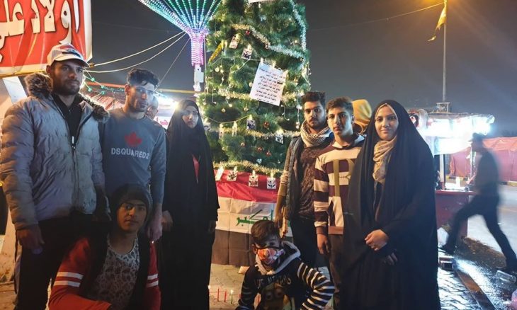 مدينة النجف المقدسة تتزين بشجرة الميلاد ومدينة بيروت تلبس الأبيض