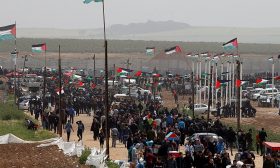 فلسطينيون يتوافدون نحو حدود غزة للمشاركة في مسيرات العودة