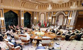 قمة خليجية في الرياض.. هل تصدق التفاؤلات بانتهاء الأزمة؟