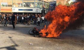نيويورك تايمز: احتجاجات البنزين هزّت النظام الإيراني.. والحرس الثوري ارتكب مجرزة في خوزستان