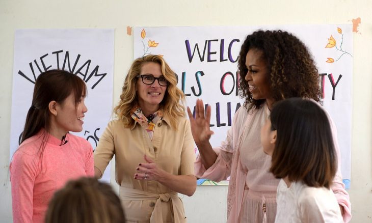 https://www.alquds.co.uk/wp-content/uploads/2019/12/21998346-7771429-Former_first_lady_Michelle_Obama_and_actress_Julia_Roberts_meet_-a-32_1575882465189-730x438.jpg?v=1575903129