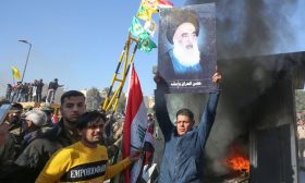 السيستاني يندد بالعنف ضد المتظاهرين العراقيين ويدعو لإجراء انتخابات مبكرة