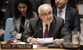 تكريما له.. غوتيرس يقلد السفير الفلسطيني رياض منصور وسام “السفير العتيق”