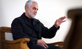 مسؤول إيراني: نرصد القواعد والبوارج الأمريكية ونعد بانتقام قاس