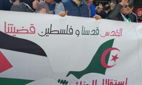 الجزائر: الحراك في جمعته الـ50..يجدد دعمه لفلسطين ويندد بصفقة ترامب ـ (صور وفيديوهات)