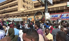 آلاف يتظاهرون بالخرطوم للمطالبة بإعادة هيكلة المؤسسة العسكرية ـ (فيديوهات)